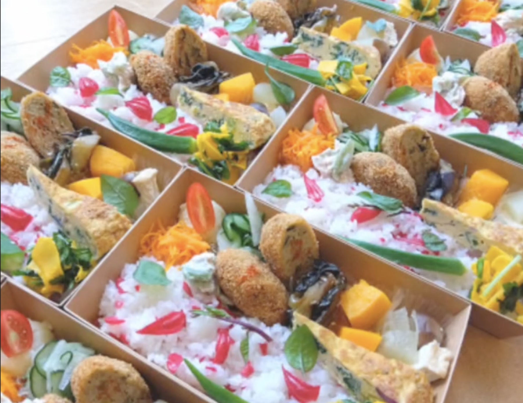 あきばこの日替わり弁当。彩り豊かな野菜のおかずが箱いっぱいに並ぶ